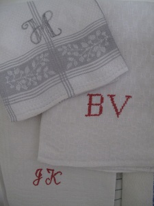 2013-07-11 H, BV, JK monogram på handdukar